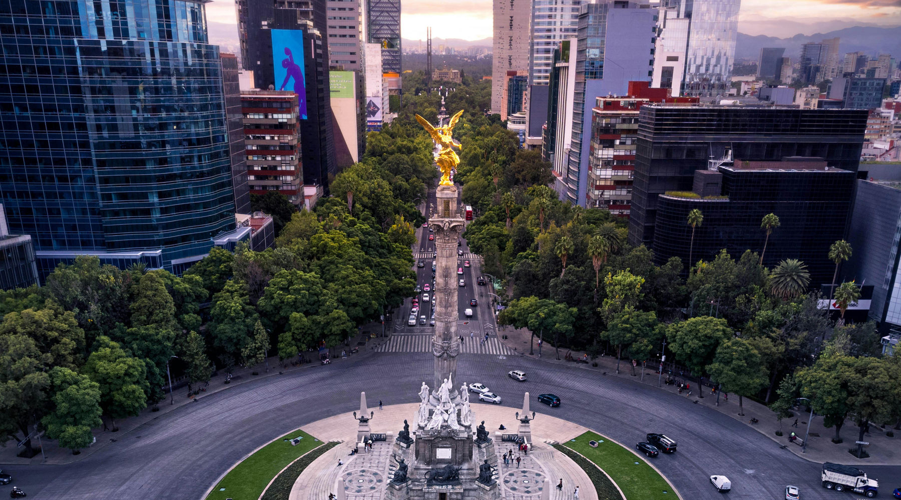 Vista aérea del Ángel de la Independencia sobre Paseo de la Reforma al atardecer